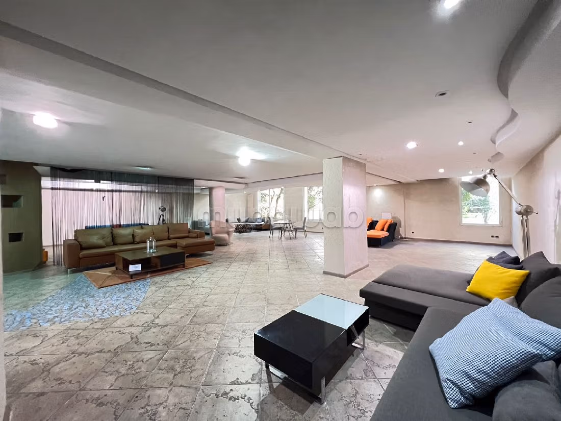 Te huur: commercieel vastgoed in Racine. Totale oppervlakte 625 m². Centrale verwarming en beveiligde deur.