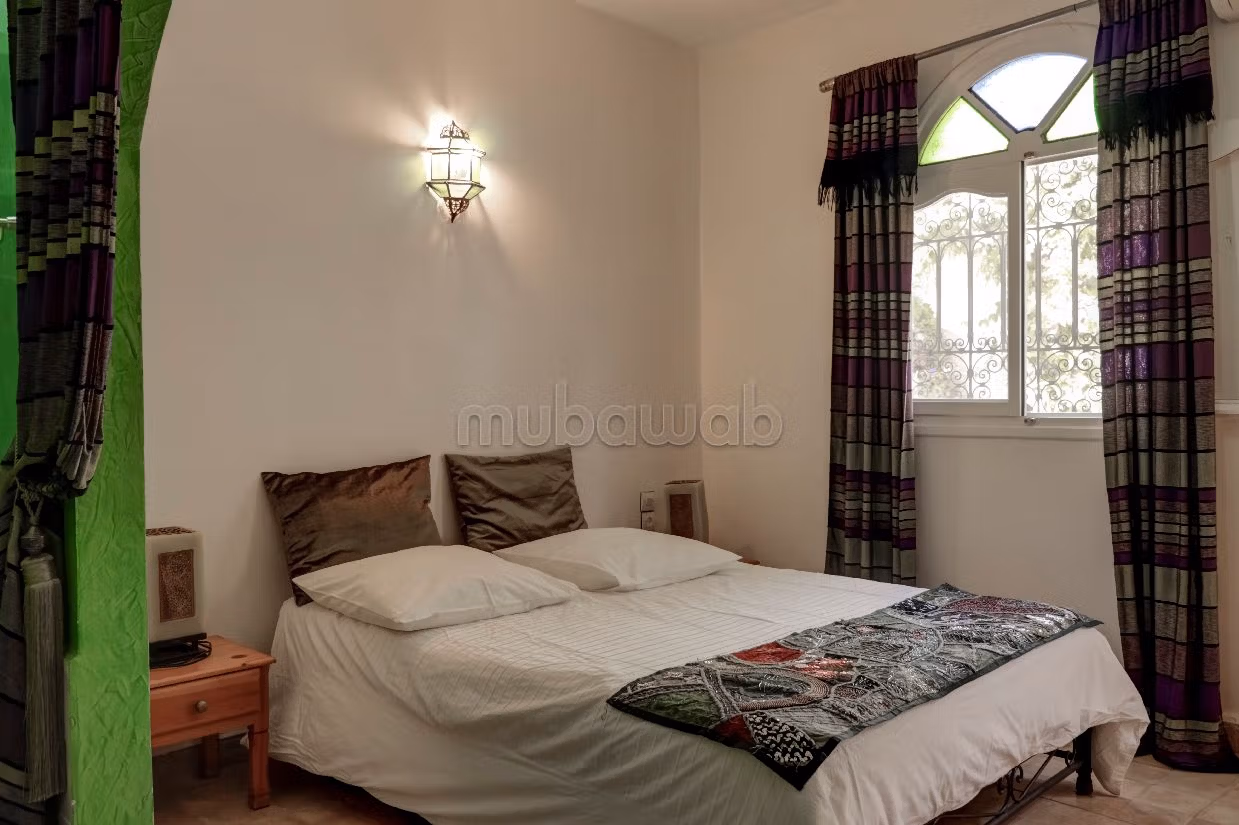 Luxury villa for sale. 6 large living areas. Working fireplace, Residence with swimming pool. 