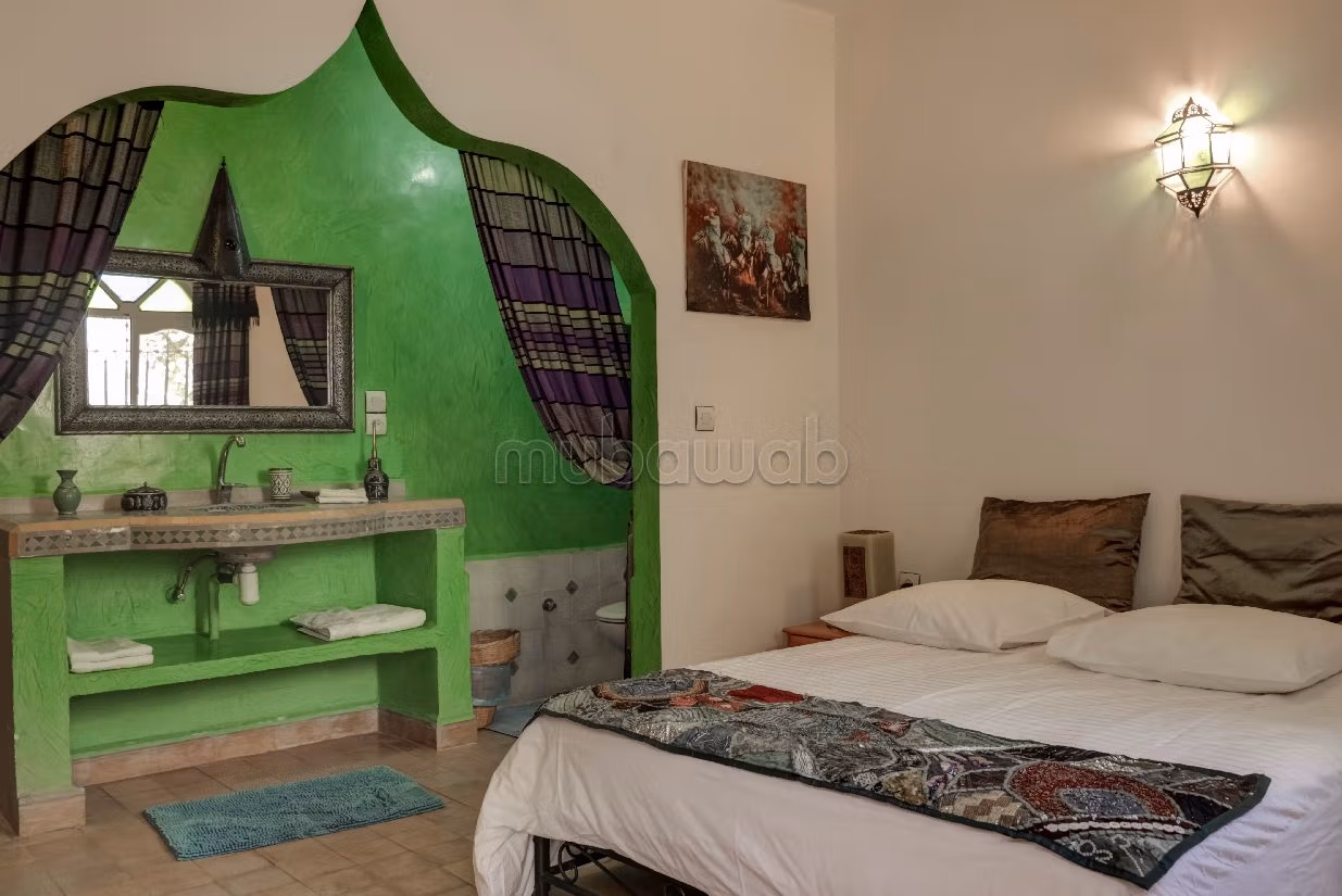 Luxury villa for sale. 6 large living areas. Working fireplace, Residence with swimming pool. 