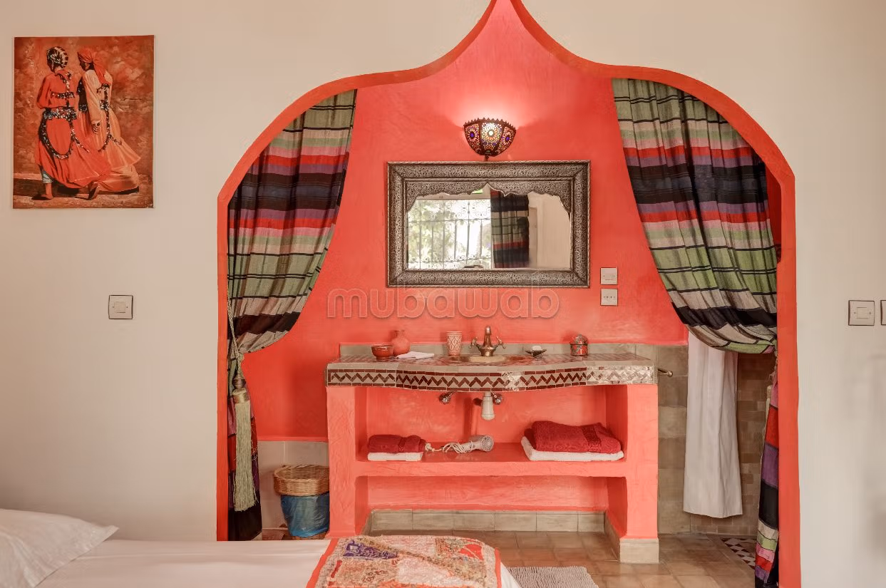 Luxury villa for sale. 6 large living areas. Working fireplace, Residence with swimming pool. 