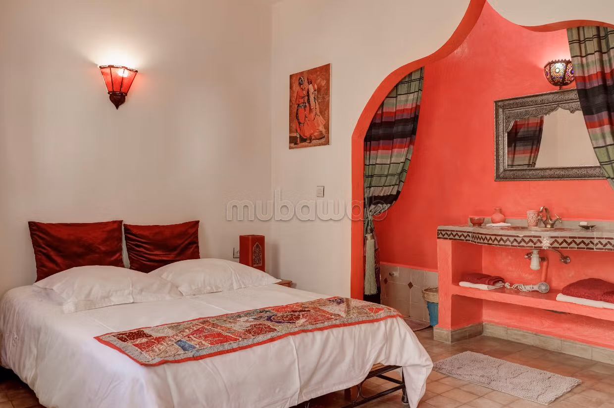 Luxury villa for sale. 6 large living areas. Working fireplace, Residence with swimming pool. 