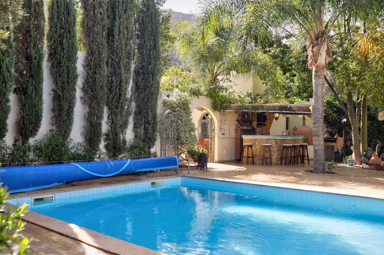 Luxury villa for sale. 6 large living areas. Working fireplace, Residence with swimming pool. 