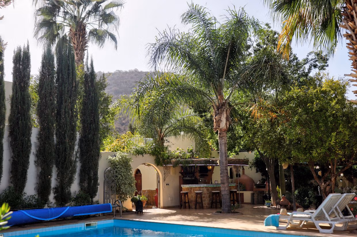 Luxury villa for sale. 6 large living areas. Working fireplace, Residence with swimming pool. 