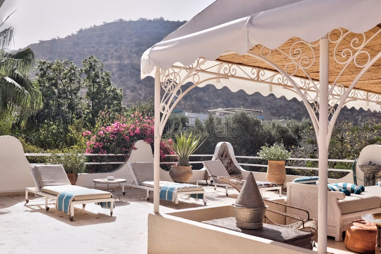 Luxury villa for sale. 6 large living areas. Working fireplace, Residence with swimming pool. 