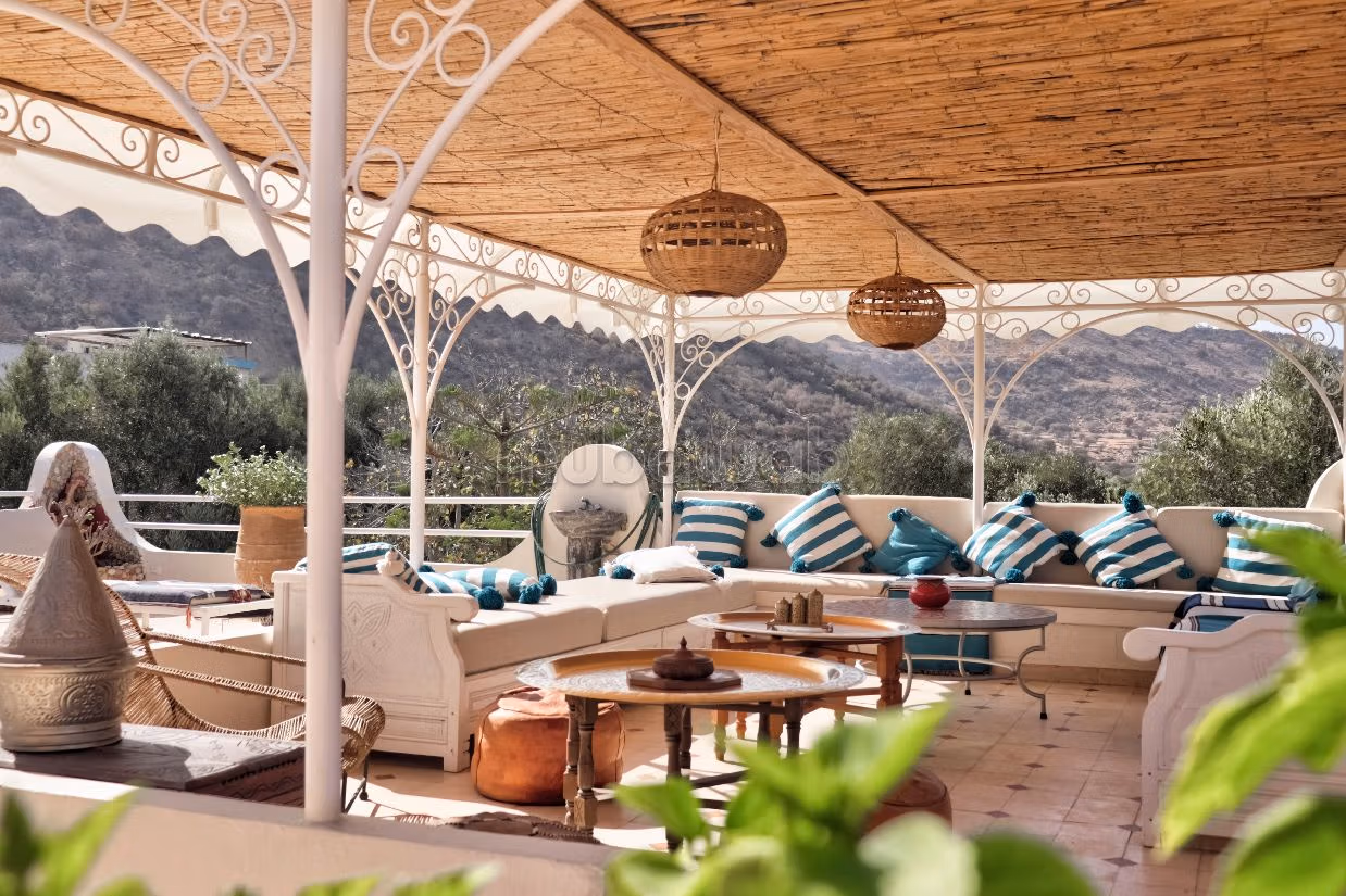 Luxury villa for sale. 6 large living areas. Working fireplace, Residence with swimming pool. 