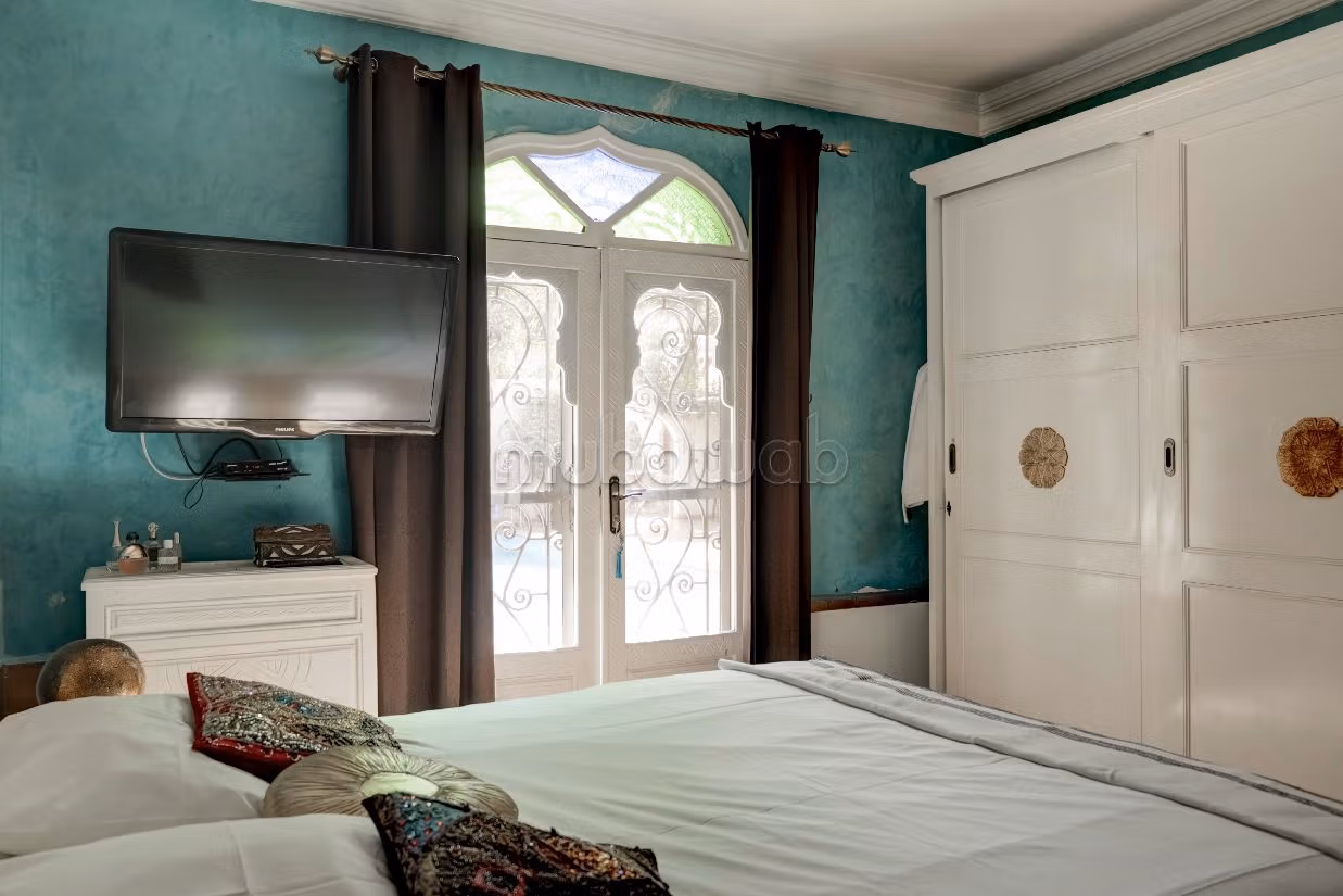 Luxury villa for sale. 6 large living areas. Working fireplace, Residence with swimming pool. 