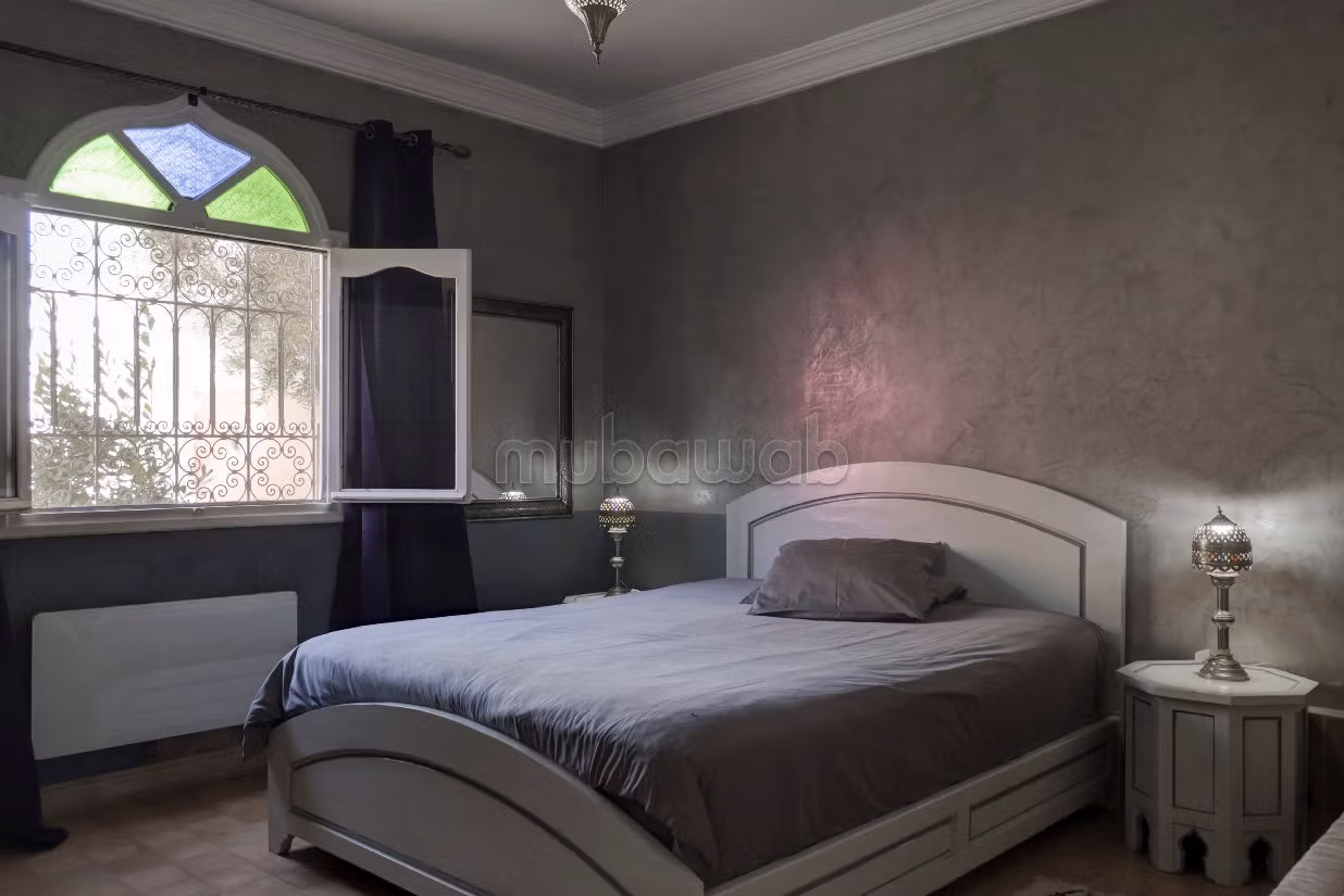 Luxury villa for sale. 6 large living areas. Working fireplace, Residence with swimming pool. 