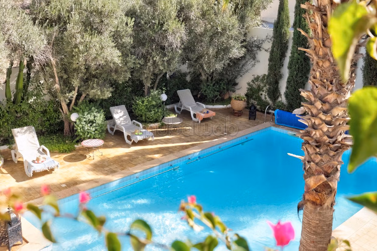 Luxury villa for sale. 6 large living areas. Working fireplace, Residence with swimming pool. 