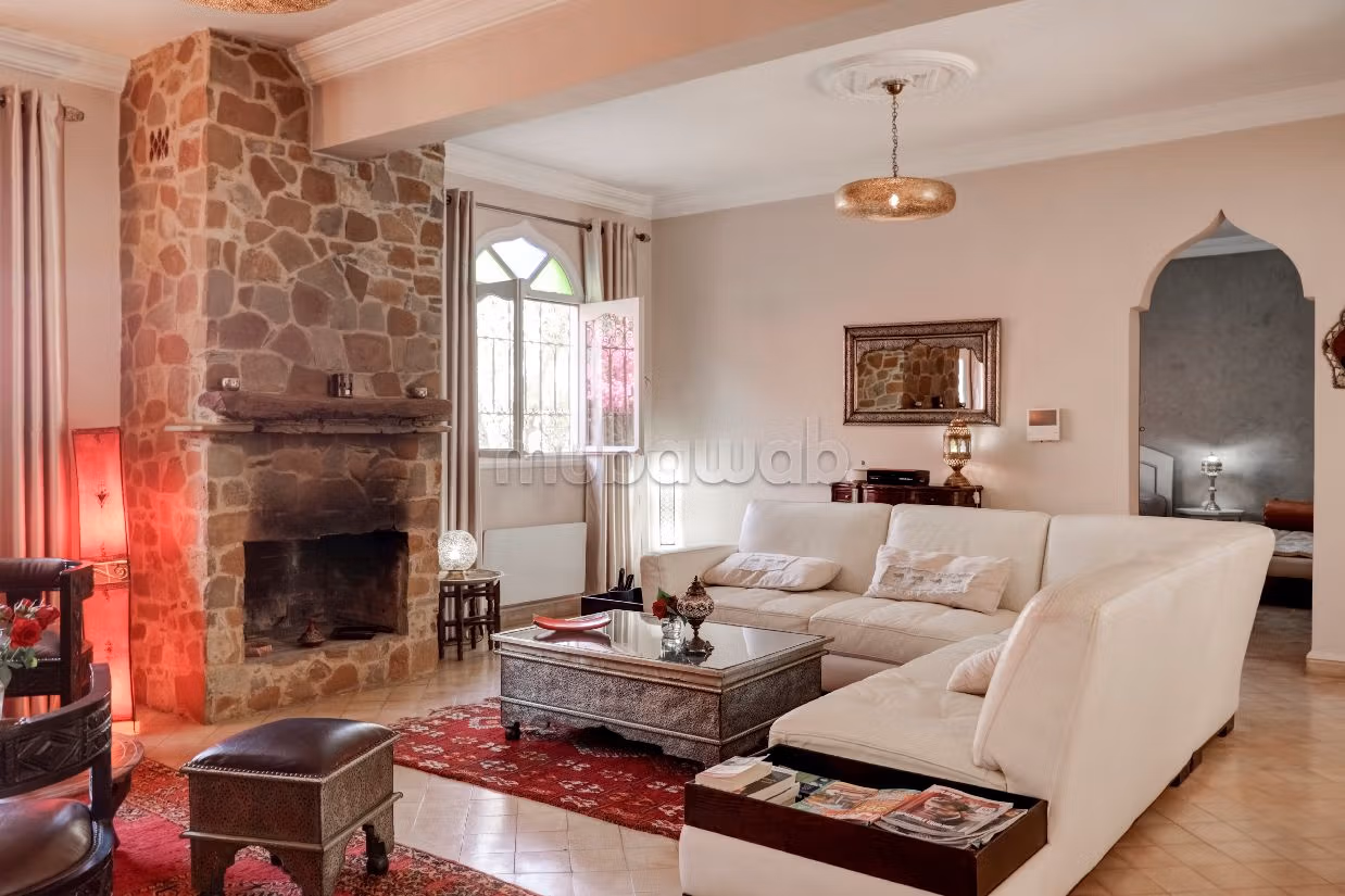 Luxury villa for sale. 6 large living areas. Working fireplace, Residence with swimming pool. 