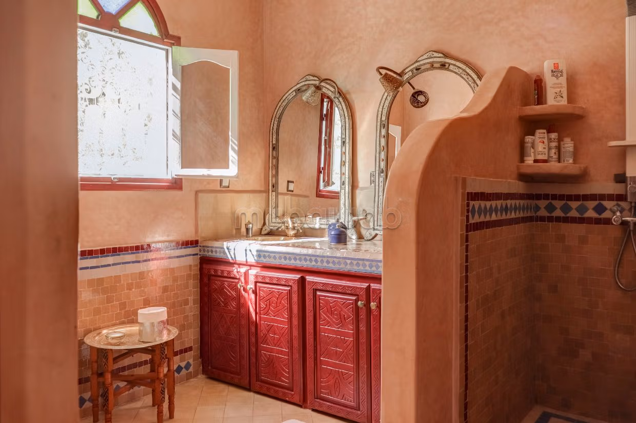 Luxury villa for sale. 6 large living areas. Working fireplace, Residence with swimming pool. 