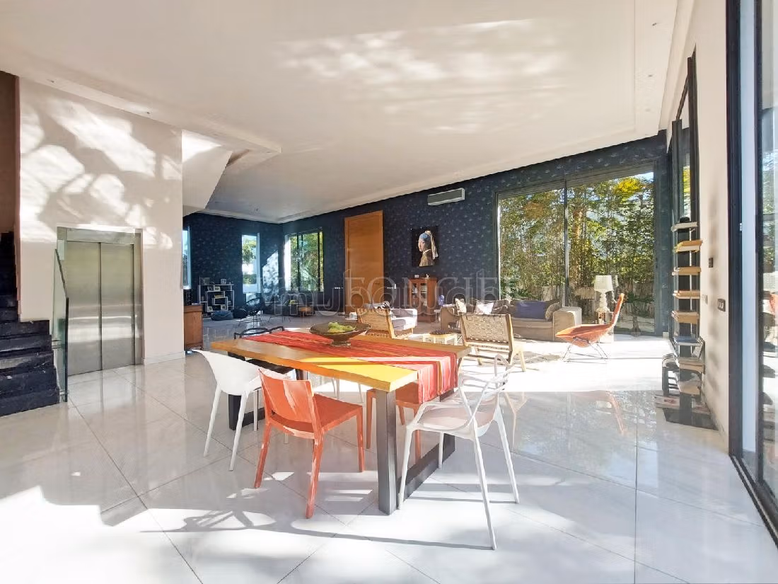 Beautiful villa for rent in Ain Diab. Total area 500 m². Green areas, No Lift