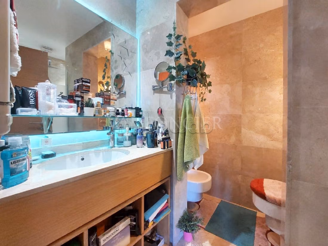 Vendita di uno splendido appartamento. 2 belle camere da letto. Terrazzo e garage. 