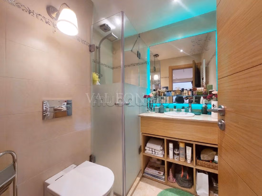 Vendita di uno splendido appartamento. 2 belle camere da letto. Terrazzo e garage. 