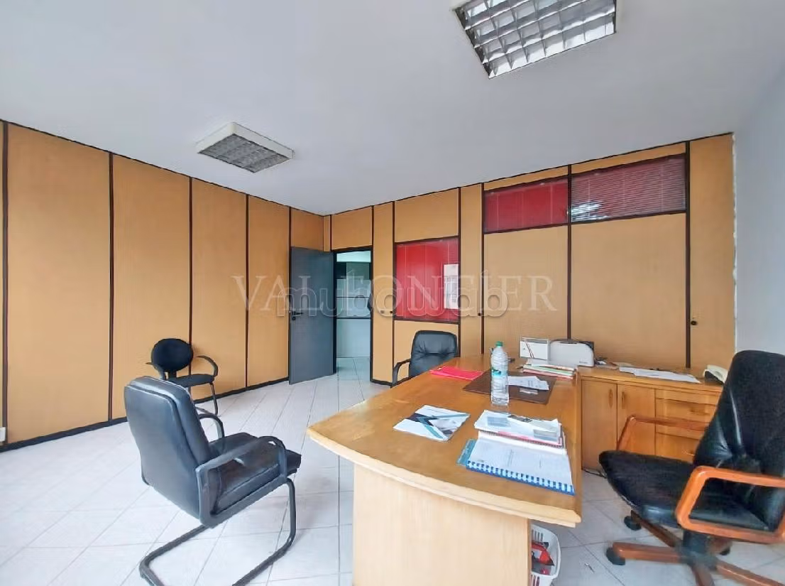 Offices for rent in Les Hôpitaux. Area of 204 m². Parking spaces