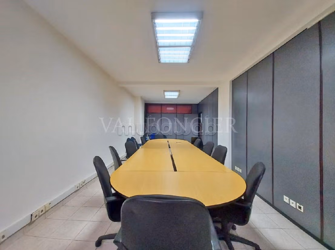 Offices for rent in Les Hôpitaux. Area of 204 m². Parking spaces
