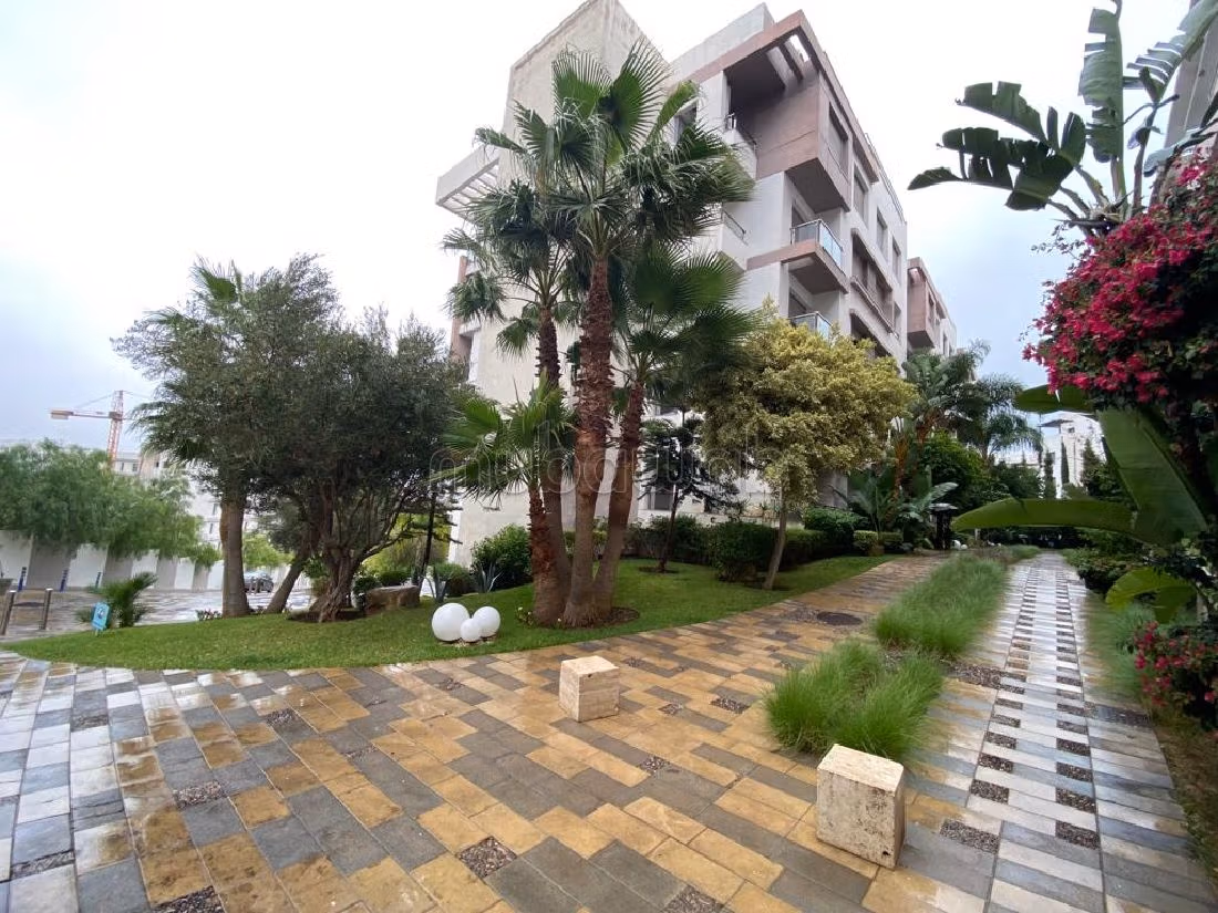 شقة للبيع بملابطا. 3 غرف رائعة. مكيف الهواء و مدفأة.