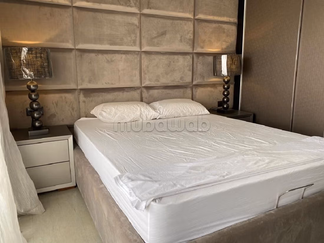 شقة للبيع بملابطا. 3 غرف رائعة. مكيف الهواء و مدفأة.