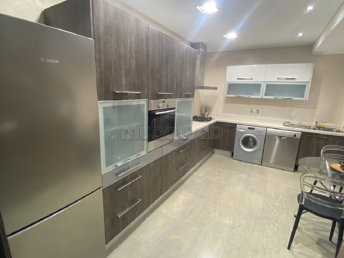 شقة للبيع بملابطا. 3 غرف رائعة. مكيف الهواء و مدفأة.