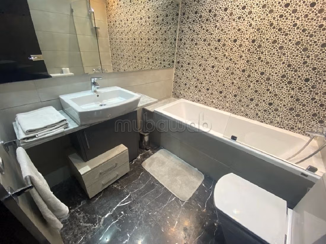 شقة للبيع بملابطا. 3 غرف رائعة. مكيف الهواء و مدفأة.