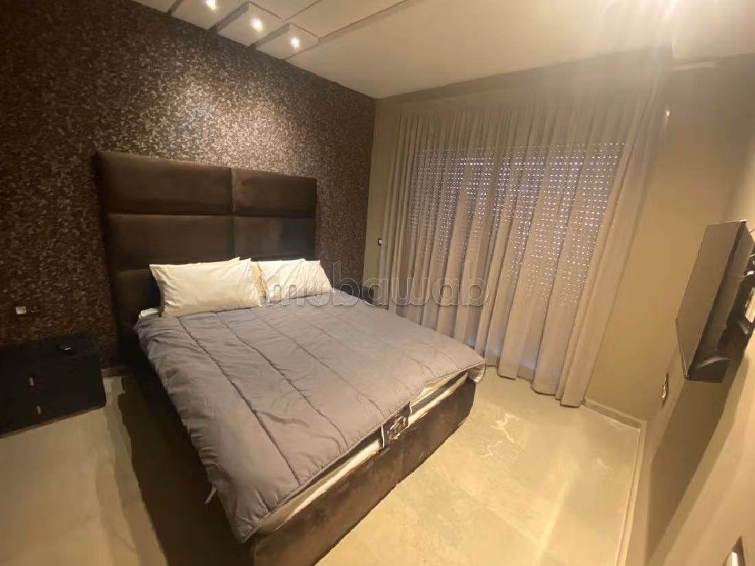 شقة للبيع بملابطا. 3 غرف رائعة. مكيف الهواء و مدفأة.