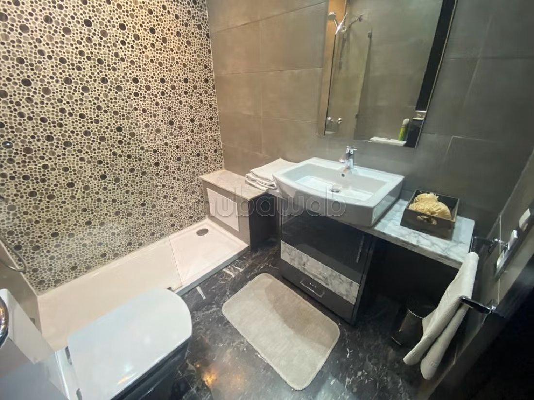 شقة للبيع بملابطا. 3 غرف رائعة. مكيف الهواء و مدفأة.