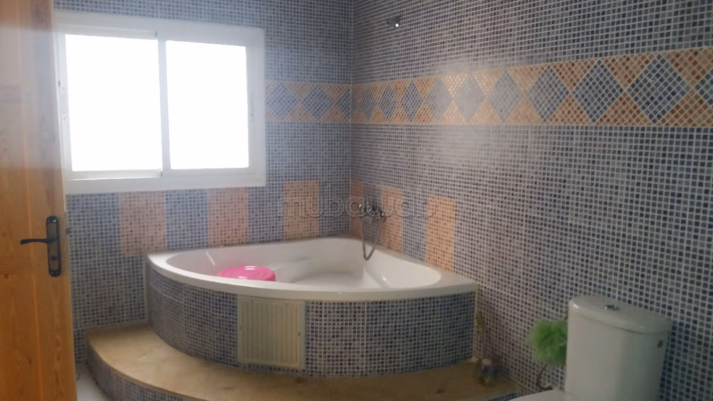 منزل رائع للبيع ب جوهرة. 12 قطع. موقف للسيارات وحديقة. 