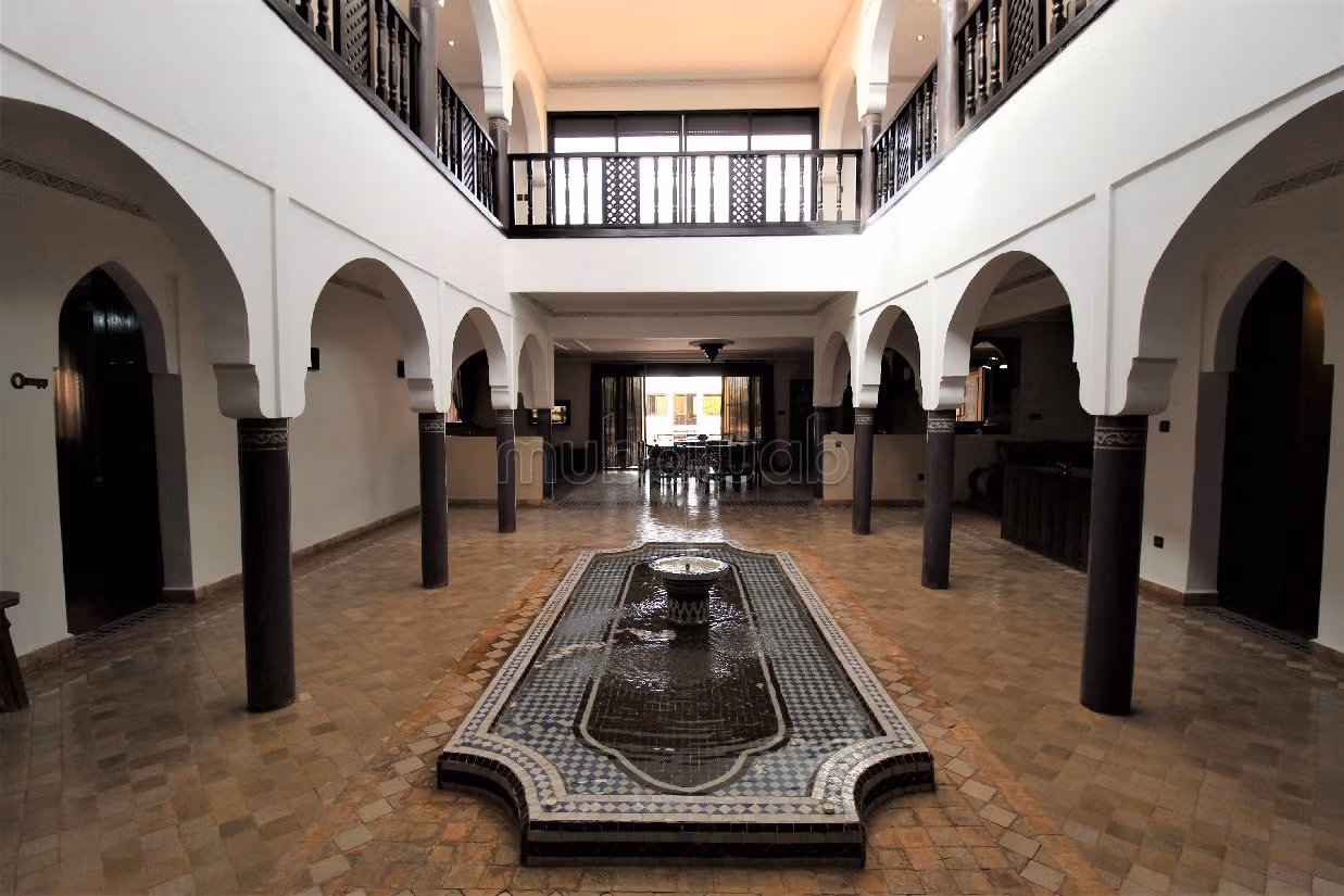 فيلا فخمة للبيع بسيدي موسى الحمري. 7 غرف جميلة. حمام سباحة و نظام تكييف للهواء. 