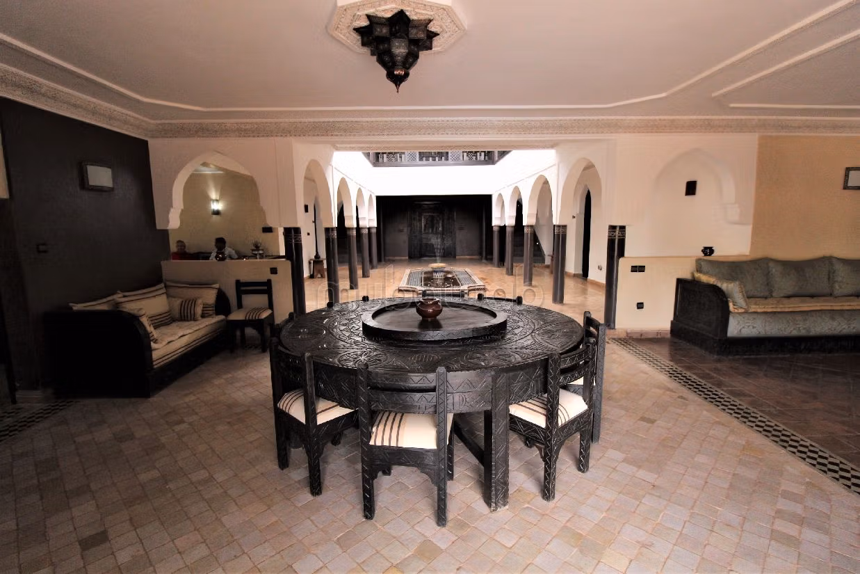 فيلا فخمة للبيع بسيدي موسى الحمري. 7 غرف جميلة. حمام سباحة و نظام تكييف للهواء. 