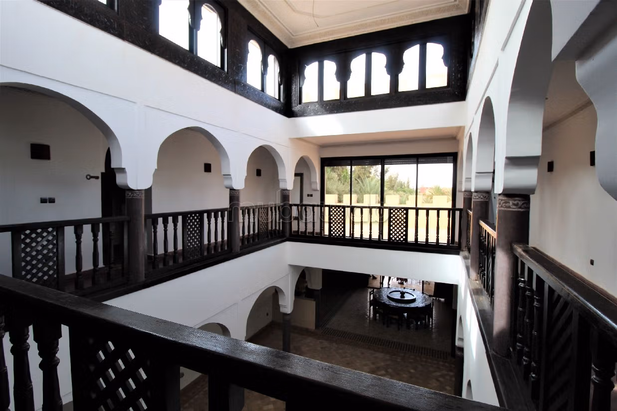 فيلا فخمة للبيع بسيدي موسى الحمري. 7 غرف جميلة. حمام سباحة و نظام تكييف للهواء. 