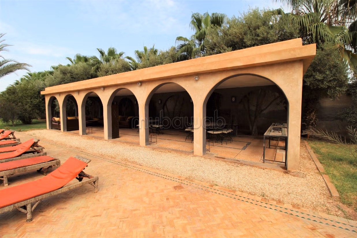 فيلا فخمة للبيع بسيدي موسى الحمري. 7 غرف جميلة. حمام سباحة و نظام تكييف للهواء. 