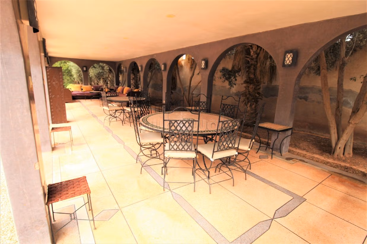 فيلا فخمة للبيع بسيدي موسى الحمري. 7 غرف جميلة. حمام سباحة و نظام تكييف للهواء. 