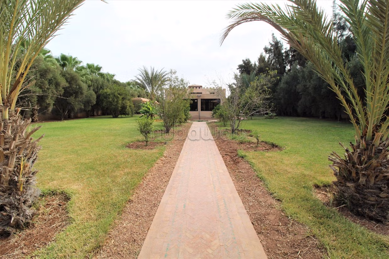 فيلا فخمة للبيع بسيدي موسى الحمري. 7 غرف جميلة. حمام سباحة و نظام تكييف للهواء. 