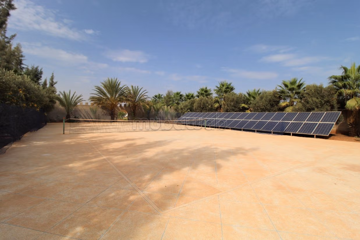 فيلا فخمة للبيع بسيدي موسى الحمري. 7 غرف جميلة. حمام سباحة و نظام تكييف للهواء. 