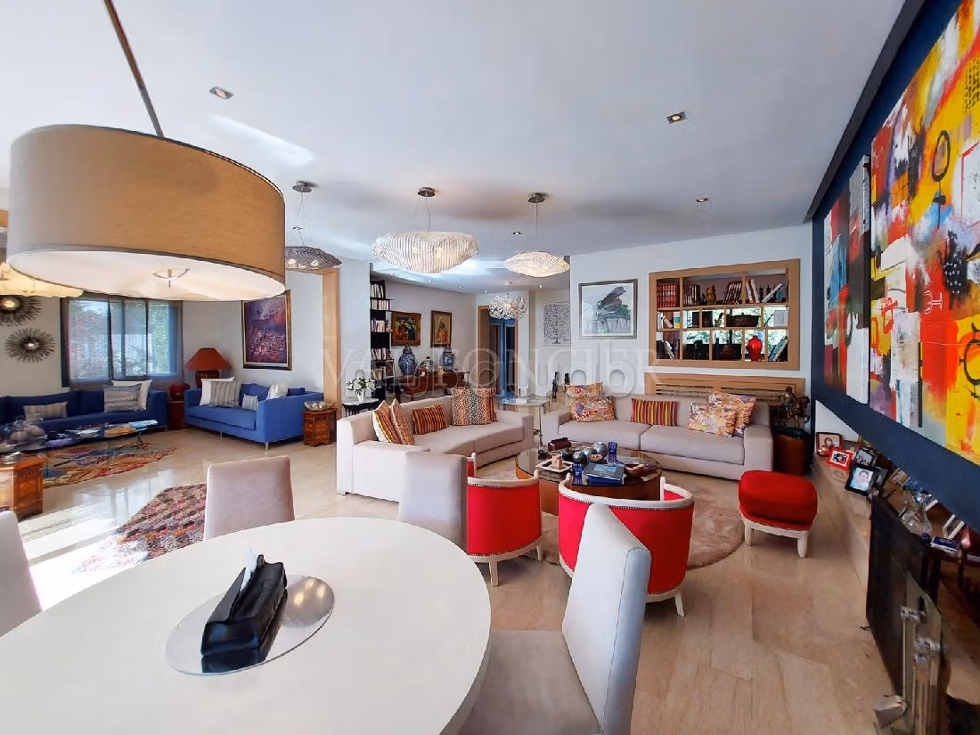 Residenza di lusso in vendita. Superficie di 526 m². Splendido giardino e comodo posto auto. 