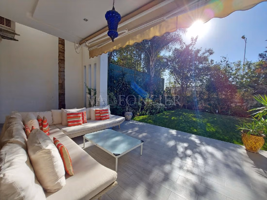 Residenza di lusso in vendita. Superficie di 526 m². Splendido giardino e comodo posto auto. 