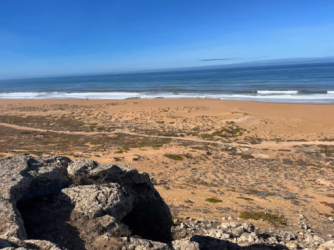 Land beschikbaar. Oppervlakte 8200 m². 