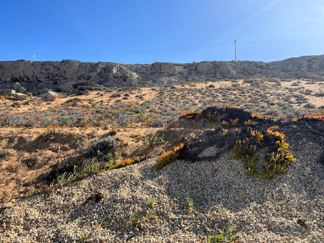 Land beschikbaar. Oppervlakte 8200 m². 