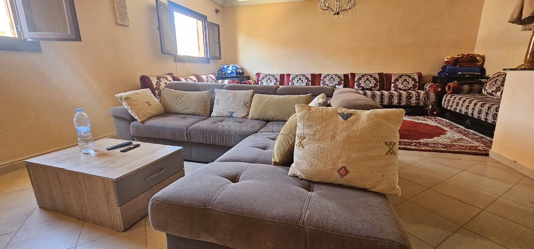 Location d'un appartement à Bab Al Bahar. Surface totale 72 m². Vue sur la mer, chauffage central. 