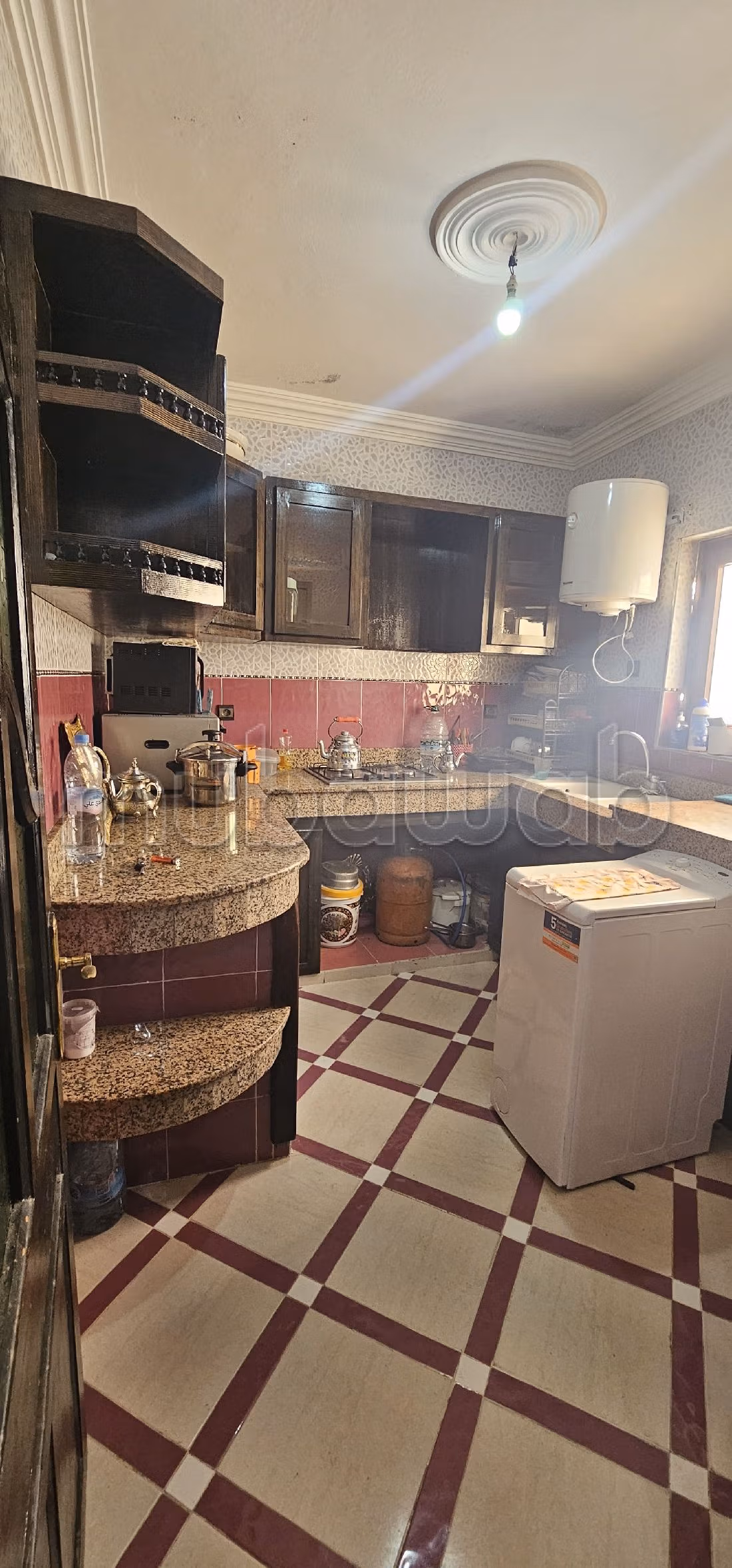 Location d'un appartement à Bab Al Bahar. Surface totale 72 m². Vue sur la mer, chauffage central. 