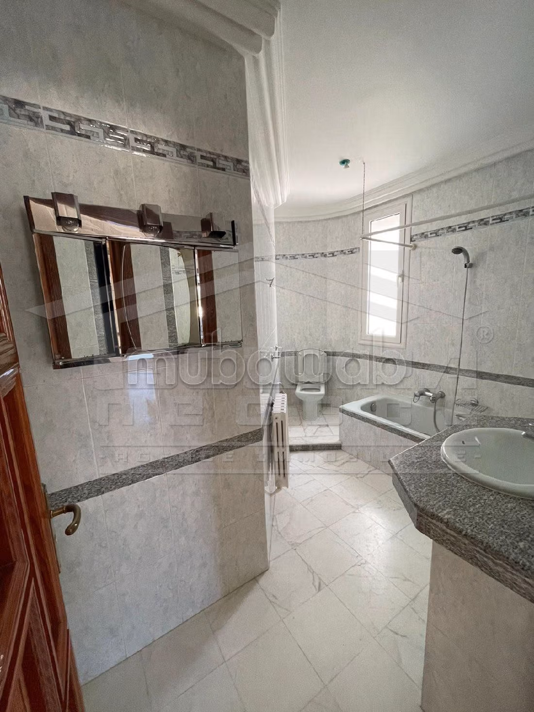 À louer une villa s5 à la soukra