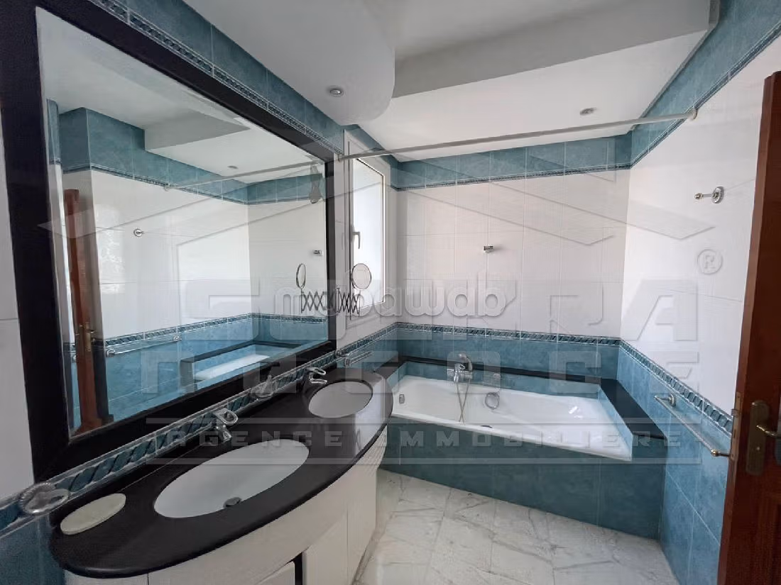 À louer une villa s5 à la soukra