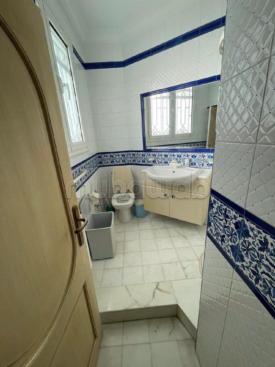 فيلا فخمة للبيع ب سكرة. المساحة 1270 م². نوافذ زجاجية مزدوجة ومدفئة مركزية. 