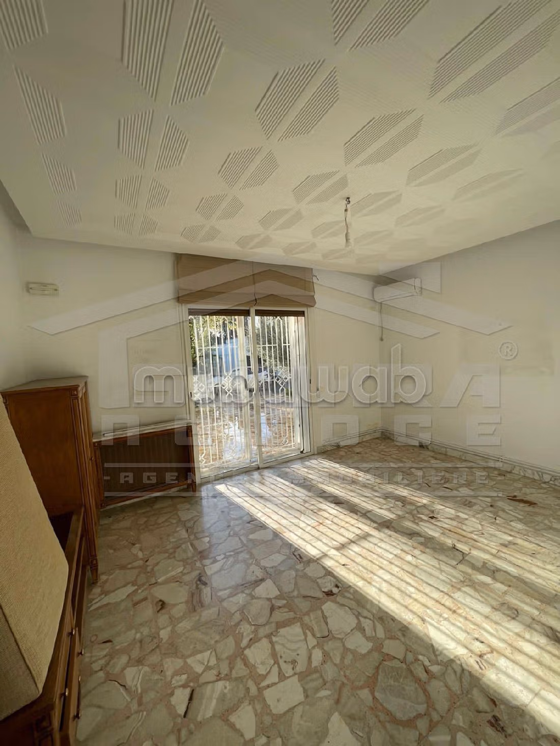 فيلا فخمة للبيع ب سكرة. المساحة 1270 م². نوافذ زجاجية مزدوجة ومدفئة مركزية. 