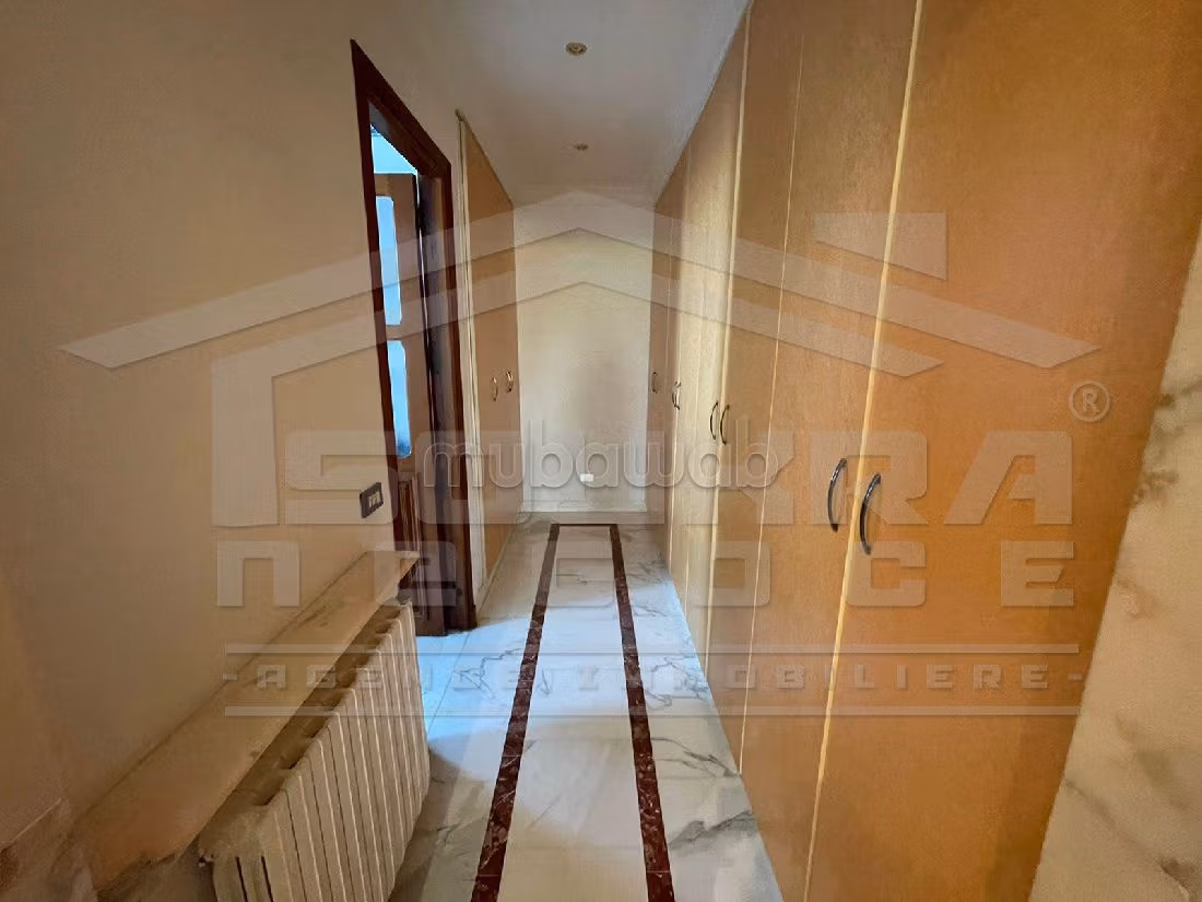 فيلا فخمة للبيع ب سكرة. المساحة 1270 م². نوافذ زجاجية مزدوجة ومدفئة مركزية. 