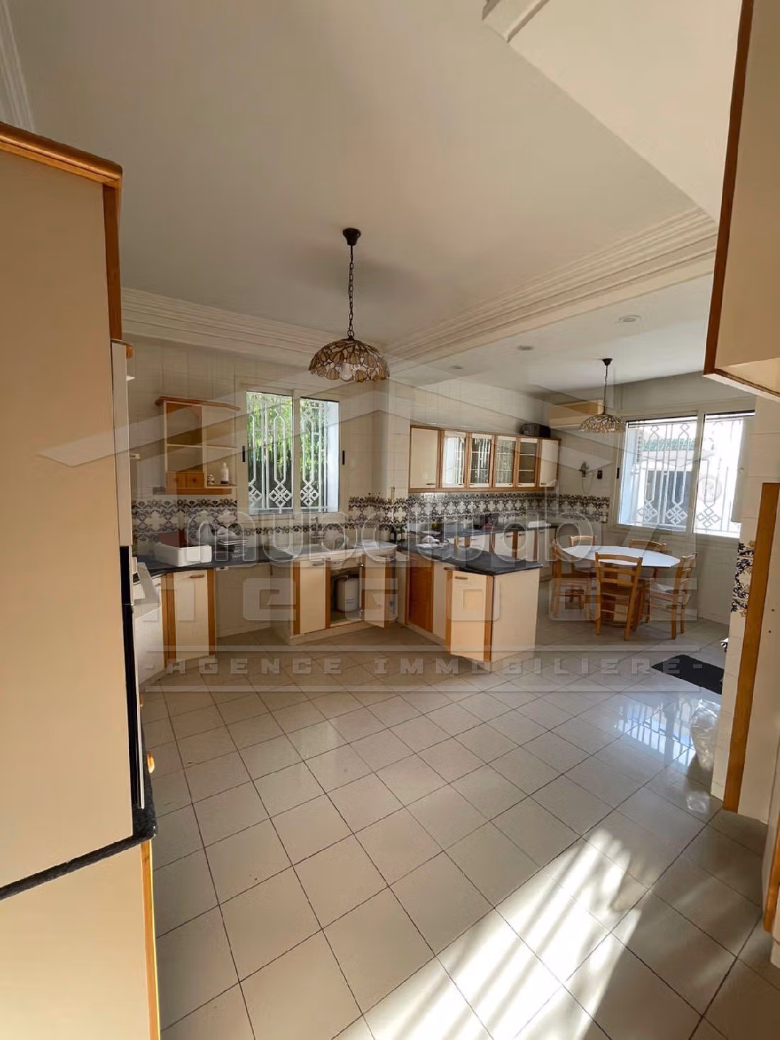 فيلا فخمة للبيع ب سكرة. المساحة 1270 م². نوافذ زجاجية مزدوجة ومدفئة مركزية. 