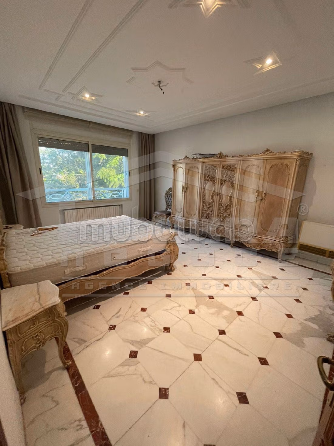 فيلا فخمة للبيع ب سكرة. المساحة 1270 م². نوافذ زجاجية مزدوجة ومدفئة مركزية. 