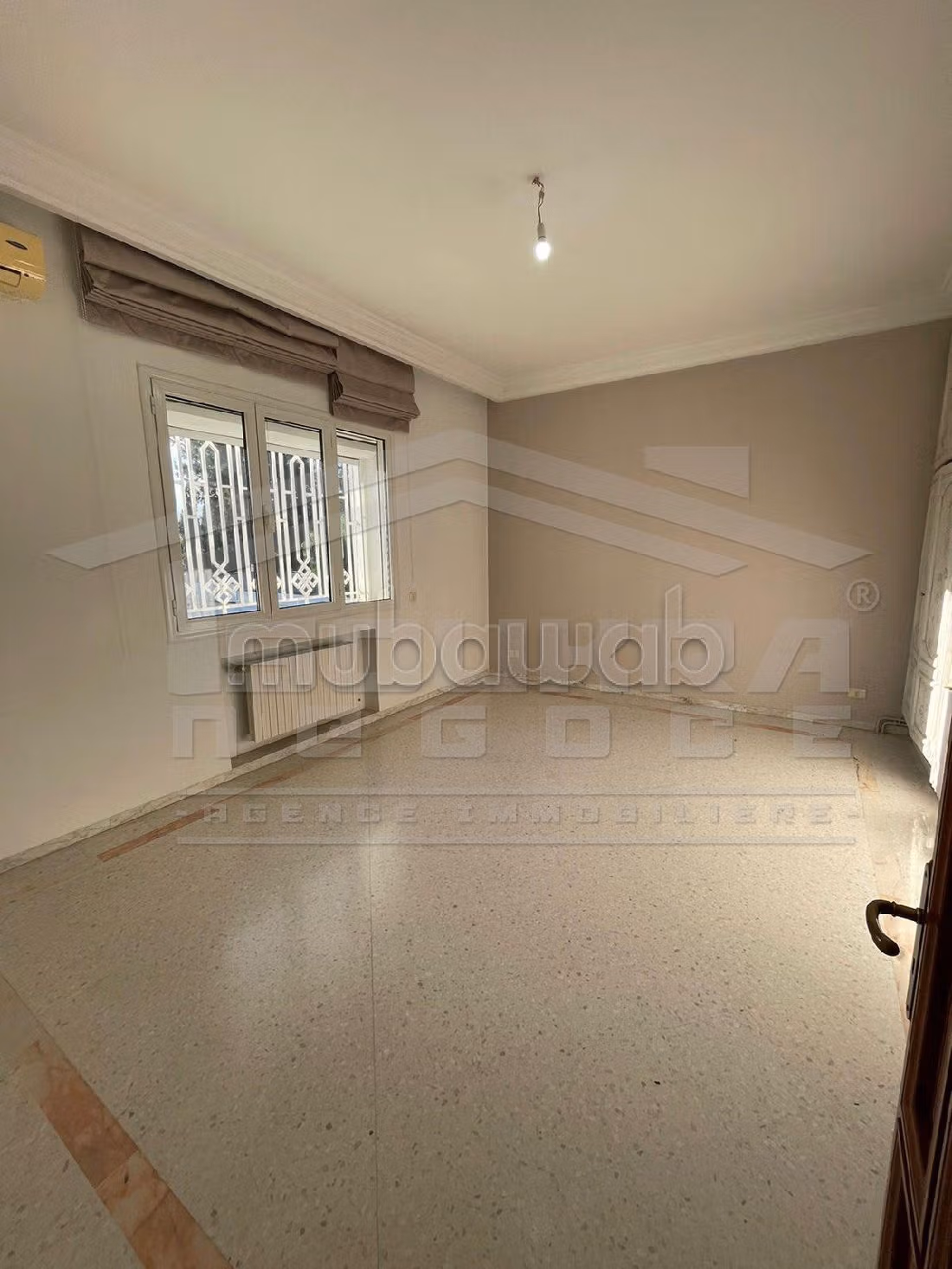 فيلا فخمة للبيع ب سكرة. المساحة 1270 م². نوافذ زجاجية مزدوجة ومدفئة مركزية. 