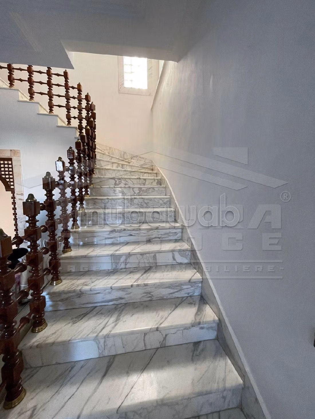 فيلا فخمة للبيع ب سكرة. المساحة 1270 م². نوافذ زجاجية مزدوجة ومدفئة مركزية. 