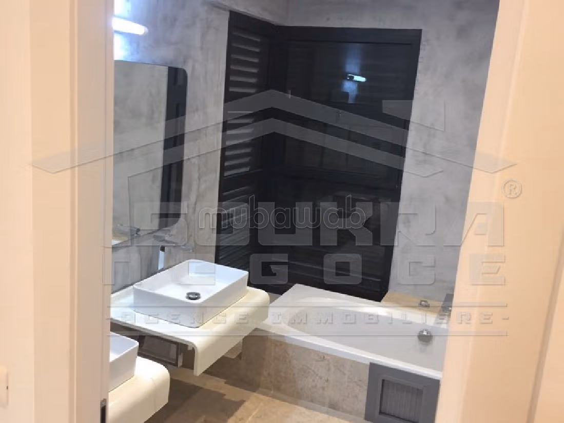 فيلا فاخرة للبيع ب سكرة. المساحة الكلية 430 م². الراحة الكاملة مع حمام سباحة ومدفأة. 