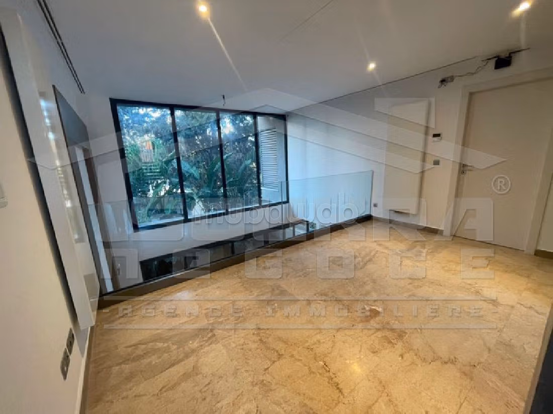 فيلا فاخرة للبيع ب سكرة. المساحة الكلية 430 م². الراحة الكاملة مع حمام سباحة ومدفأة. 